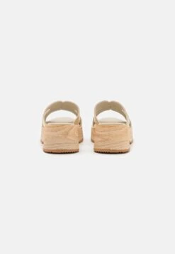Pier One Leather - Clogs - Gold 11 Pier One Leather - Clogs - Gold -Pier One 0b57abac800f4c18be9681ca2580b5f7