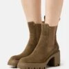 Pier One Leather - Enkellaarsjes Met Hoge Hak - Khaki 2 Pier One Leather - Enkellaarsjes Met Hoge Hak - Khaki -Pier One 10d4c9e105d64d04a37d36749ce2db19