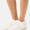 Pier One Pantoffels - White 2 Pier One Pantoffels - White -Pier One 2864e4084ba44a1bb33b5dc19bf72cc8