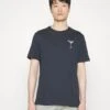 Pier One Cocktail Tee- T-Shirt Print - 503 - Dark Blue 2 Pier One Cocktail Tee- T-Shirt Print - 503 - Dark Blue -Pier One 3c0a89607623416fad5d01febc3577f4