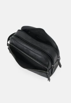 Pier One Toilettas - Black 8 Pier One Toilettas - Black -Pier One 72c61a3eb0464acab4cb9e5cbe61c284