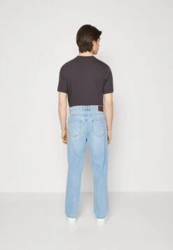 Pier One Distress On Knees - Relaxed Fit Jeans - Light Blue Denim 10 Pier One Distress On Knees - Relaxed Fit Jeans - Light Blue Denim -Pier One abb88979e1114af997bf2274acc96c3a