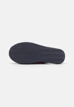 Pier One Unisex - Pantoffels - Dark Blue/Red 12 Pier One Unisex - Pantoffels - Dark Blue/Red -Pier One b9414b7c2ce54552a0c5955fa663d5d9