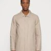 Pier One Commuter Coat- Halflange Jas - Tan 2 Pier One Commuter Coat- Halflange Jas - Tan -Pier One c436fc9f65a54fd5a7564fa190db1941