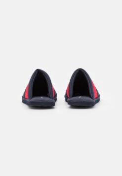 Pier One Unisex - Pantoffels - Dark Blue/Red 10 Pier One Unisex - Pantoffels - Dark Blue/Red -Pier One e4c665c9d1924bb88c897c8ef1ee7932
